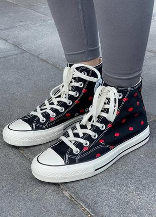 Стильные женские высокие кеды кастомные converse all star chuck 70 embroidered lips black чёрные с губками3 фото