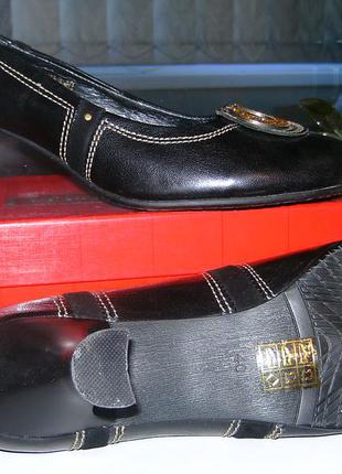 Новые кожаные туфли с пряжкой  elegante