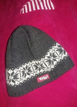 Красивая тепленькая шапка на флисовом утеплителе на уши. . швейцария