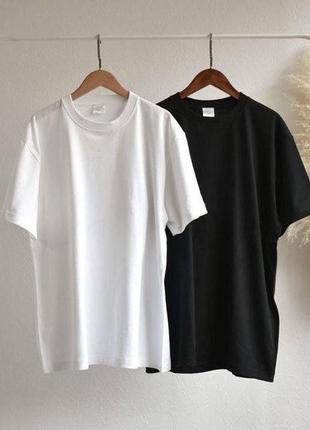 Стильная футболка черная и белая