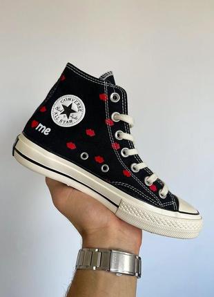 Стильные женские высокие кеды кастомные converse all star chuck 70 embroidered lips black чёрные с губками7 фото