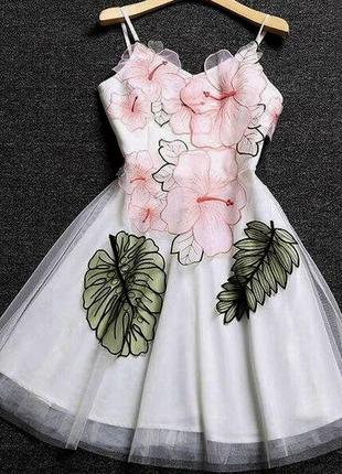 Нежное очаровательное платье с вышивкой