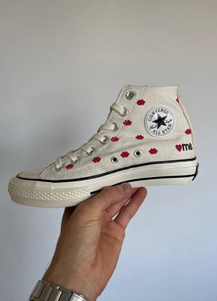 Класні жіночі високі кеди кастомні converse all star chuck 70 embroidered lips white молочні з губками7 фото