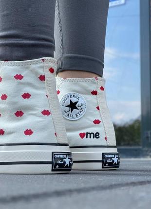 Классные женские высокие кеды кастомные converse all star chuck 70 embroidered lips white молочные с губками4 фото