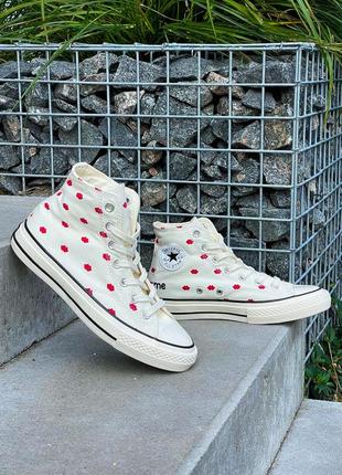 Класні жіночі високі кеди кастомні converse all star chuck 70 embroidered lips white молочні з губками