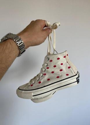 Классные женские высокие кеды кастомные converse all star chuck 70 embroidered lips white молочные с губками9 фото