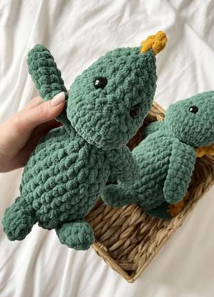 Вязаная игрушка. динозавр. ручная работа. игрушка крючком.