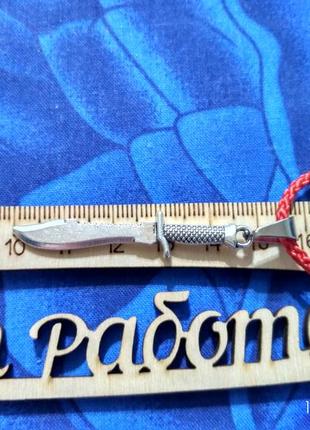 Браслет красная нить с подвеской нож.