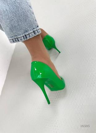 Женские туфли зеленые, эколак9 фото