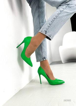 Женские туфли зеленые, эколак8 фото