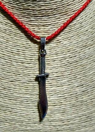 Кулон -нож на красной нити.