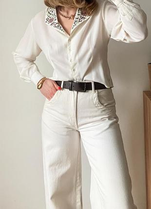 Молочная укороченная блуза с вышивкой на воротнике5 фото