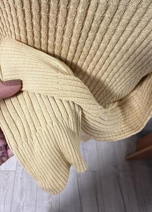 Удлиненный бледно-золотистый свитер4 фото