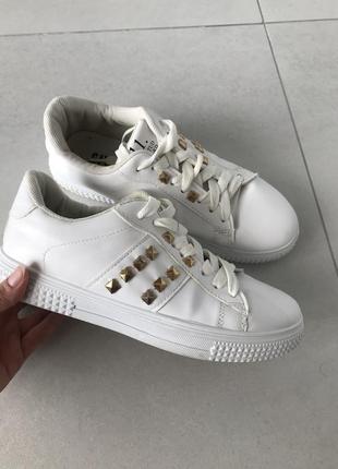 Белые кеды в стиле valentino