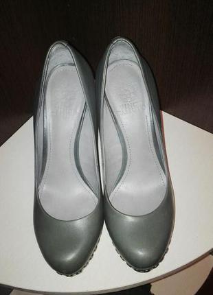 Терміновий продаж сірі туфлі vince camuto