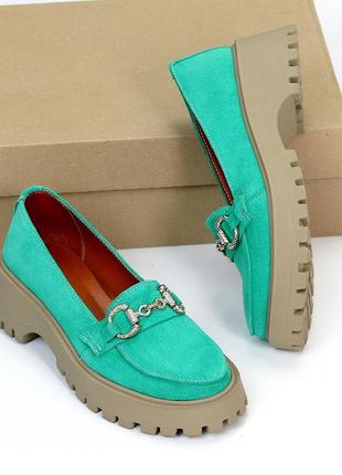 Женские замшевые зелёные лоферы на каблуке весенне осенние туфли натуральная замша весна осень6 фото