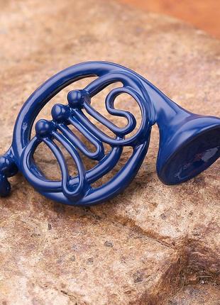 Брошь значок пины винтажная  круглая труба, музыкальные инструменты в синем цвете