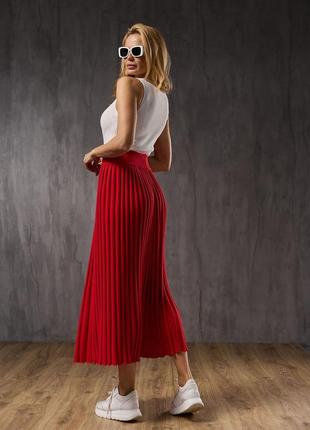 Легкая вязанная трикотажная юбка-плиссе красного цвета. модель 16653 фото