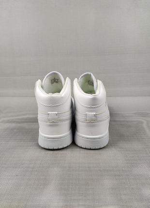 Кросівки жіночі підліткові nike air jordan 1 mid triple white 36-415 фото
