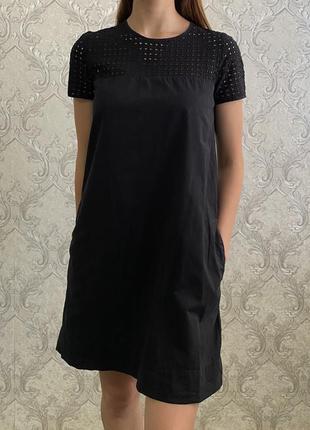 Чорна сукня з коротким рукавом