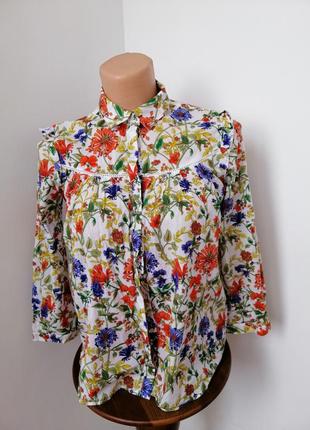 Красивая блуза с крупным цветочным принтом