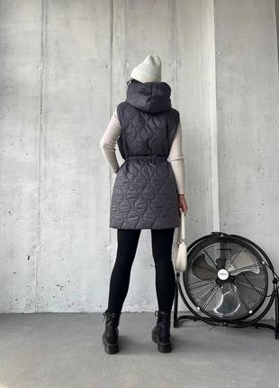 Стильная и теплая женская удлиненная жилетка с капюшоном на силиконе5 фото
