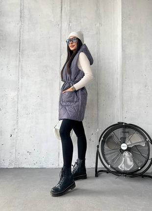 Стильная и теплая женская удлиненная жилетка с капюшоном на силиконе4 фото