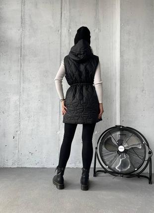 Стильная и теплая женская удлиненная жилетка с капюшоном на силиконе4 фото