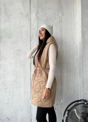 Стильна та тепла жіноча подовжена жилетка з капюшоном на силіконі3 фото