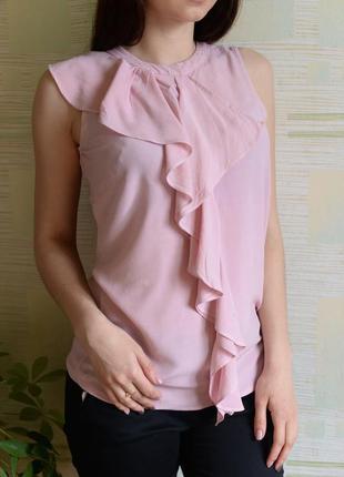 Актуальная легкая розовая блуза с рюшей1 фото