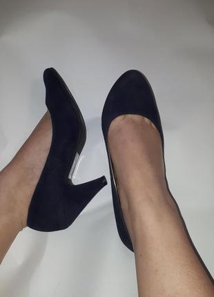 Красивые бархатные туфли на небольшом каблуке удобные с немного узким носком темно синие