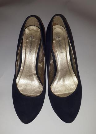Красивые бархатные туфли на небольшом каблуке удобные с немного узким носком темно синие3 фото