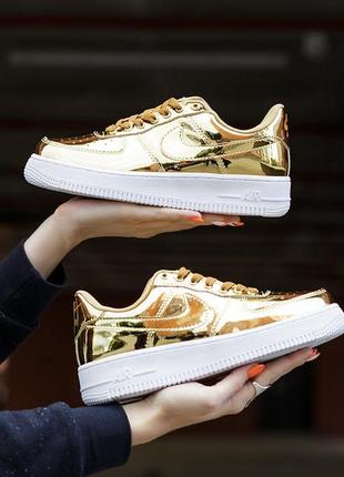 Шикарні кросівки nike air force 1 sp liquid metal gold