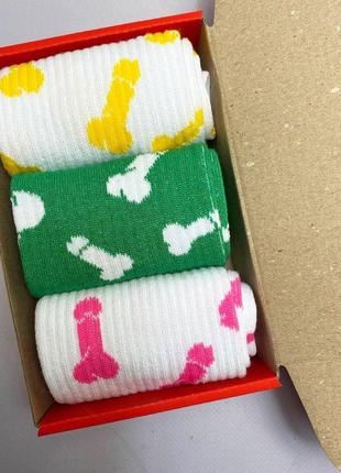 Подарунковий комплект жіночих шкарпеток на 3 пари 36-41 р з оригінальним принтом довгі та молодіжні, кольорові4 фото