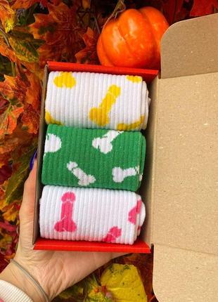 Подарунковий комплект жіночих шкарпеток на 3 пари 36-41 р з оригінальним принтом довгі та молодіжні, кольорові
