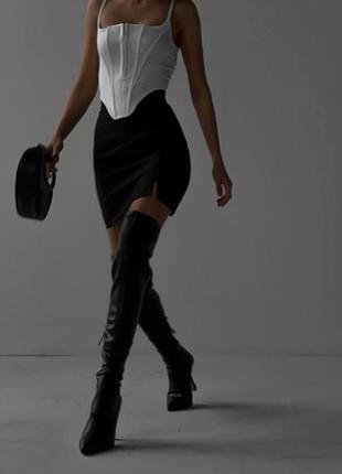 Юбка мини с небольшим разрезом сбоку