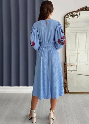 Платье женское красивое голубое миди в цветочный принт4 фото