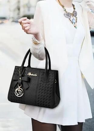 Модная женская сумка с брелком каркасная,качественная классическая дамская сумочка из эко-кожи3 фото