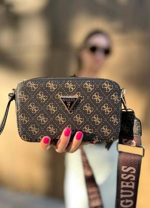 Жіноча сумка з еко-шкіри guess snapshot коричневого кольору молодіжна, брендова сумка через плече
