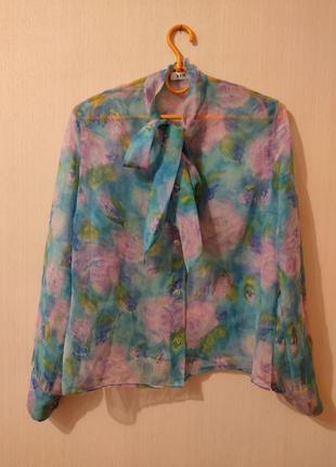 Красивая блузка в цветочный принт.1 фото