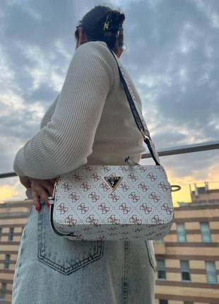 Женская сумка из эко-кожи guess snapshot белого цвета молодежная, брендовая сумка через плечо4 фото