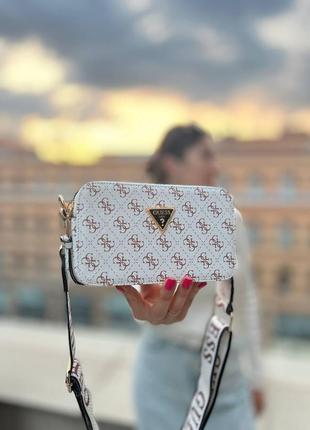 Женская сумка из эко-кожи guess snapshot белого цвета молодежная, брендовая сумка через плечо6 фото