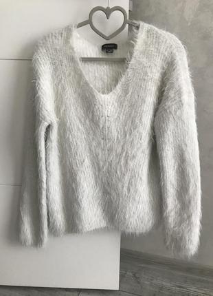 Приємний стильний светр