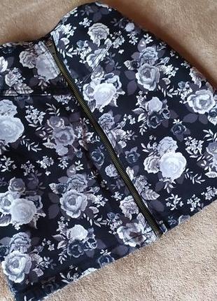 Качественная джинсовая юбка трапеция спереди на молнии в цветочный принт2 фото