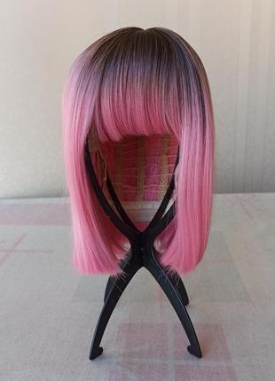 Коротка рожева перука, каре, з чубчиком, термостійка, парик
