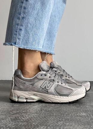 Модні замшеві кросівки new balance 2002 r grey beige white замшевые кроссовки нью беланс 2002 р бежевые, серые8 фото