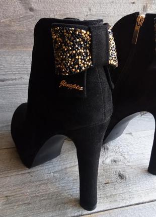 Замшеві чорні жіночі ботильйони черевики з вирізом високий каблук платформа демі осінні стріпи