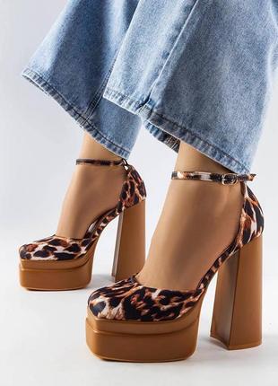 Женские атласные туфли  босоножки на высоком квадратном каблуке7 фото