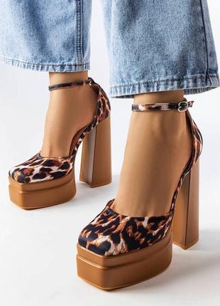 Женские атласные туфли  босоножки на высоком квадратном каблуке8 фото