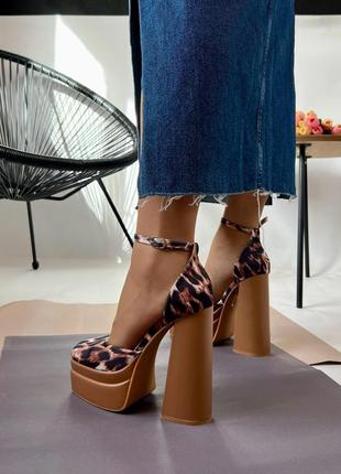 Женские атласные туфли  босоножки на высоком квадратном каблуке3 фото